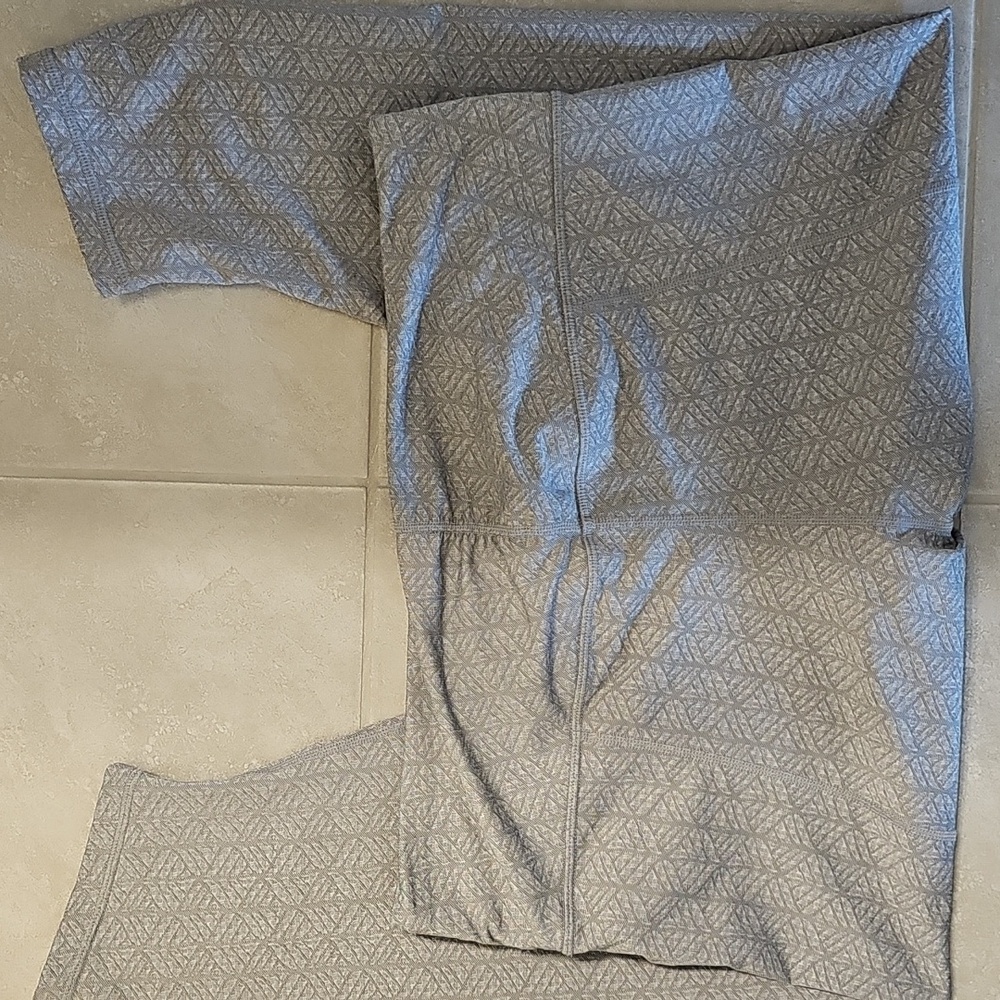 PrAna Size XL Cropped Ruched Leg Gray Print Legging Like New 21 Inch Inseam - Picture 4 of 7